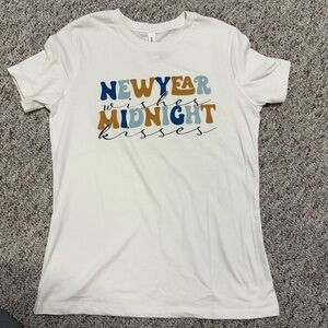 New Year’s Eve T-shirt “new year wishes midnight kisses” cream ivory Tee